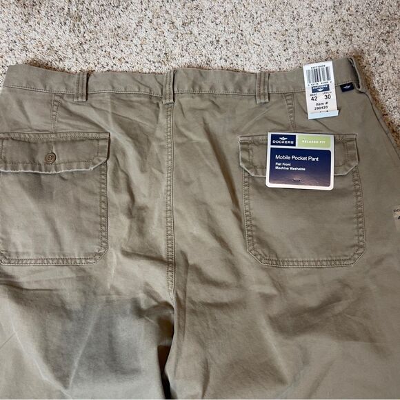 Dockers Men’s Tan Flat Front Relaxed Fit Mobile Pocket Chino Pants Size 42/30 - Picture 5 of 8